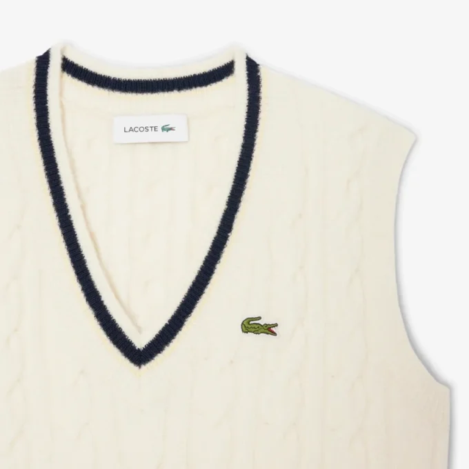 Damesvest van gebreide wol met kabelpatroon