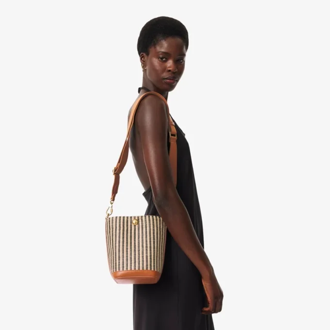 Kleine zomerse raffia bucket bag