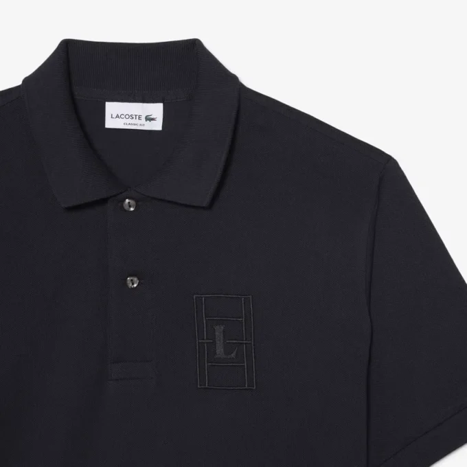 Petit Piqua-polo met klassieke pasvorm en geborduurde details