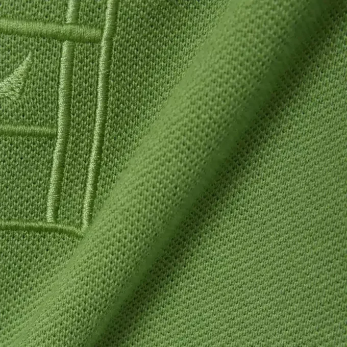 Petit Piqua-polo met klassieke pasvorm en geborduurde details