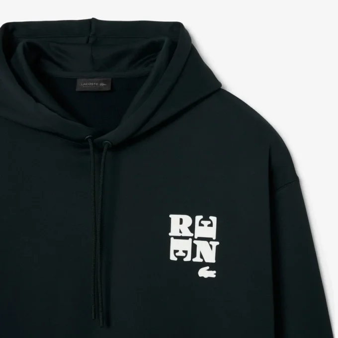 Runway-hoodie met badge-accent