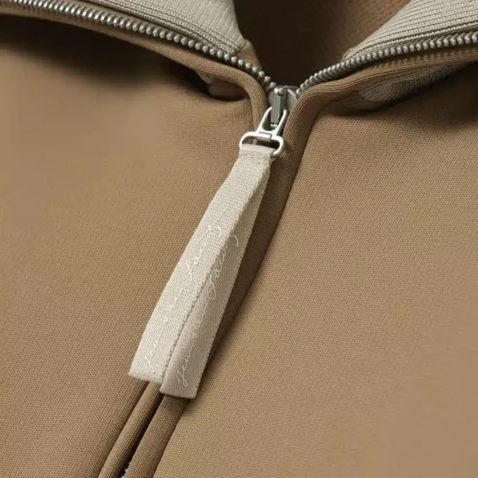 Runway-sweatshirt met hoge kraag, ritssluiting en badge-accent