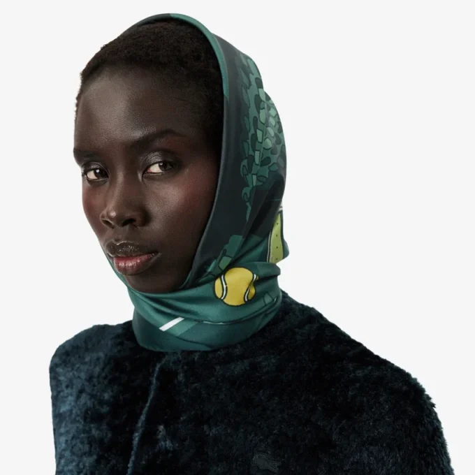 Zijden vierkante sjaal met catwalkprint